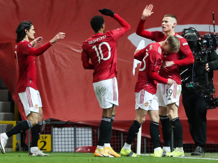  橄榄球赛场再起风云：东城风暴队爆冷辽东烈马队，新援首秀制胜豪门底蕴再次显现