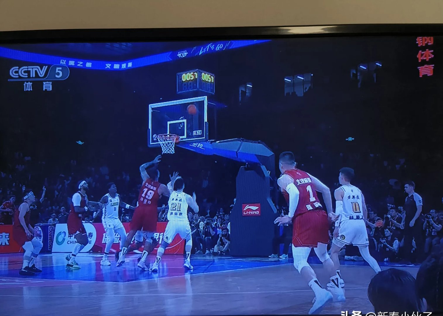  篮球巡回赛上演强强对话，粤西猎隼队鏖战云贵银狐队，多点开花奏效；细节处理更胜一筹