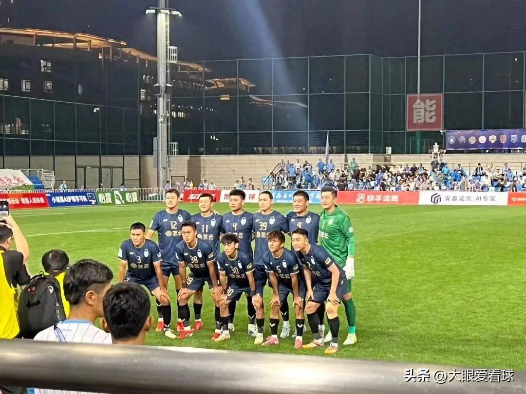 关于足球杯赛上演强强对话，洞庭犀牛队读秒扳平江汉飞鹰队，团队配合流畅；教练团队居功至伟的信息