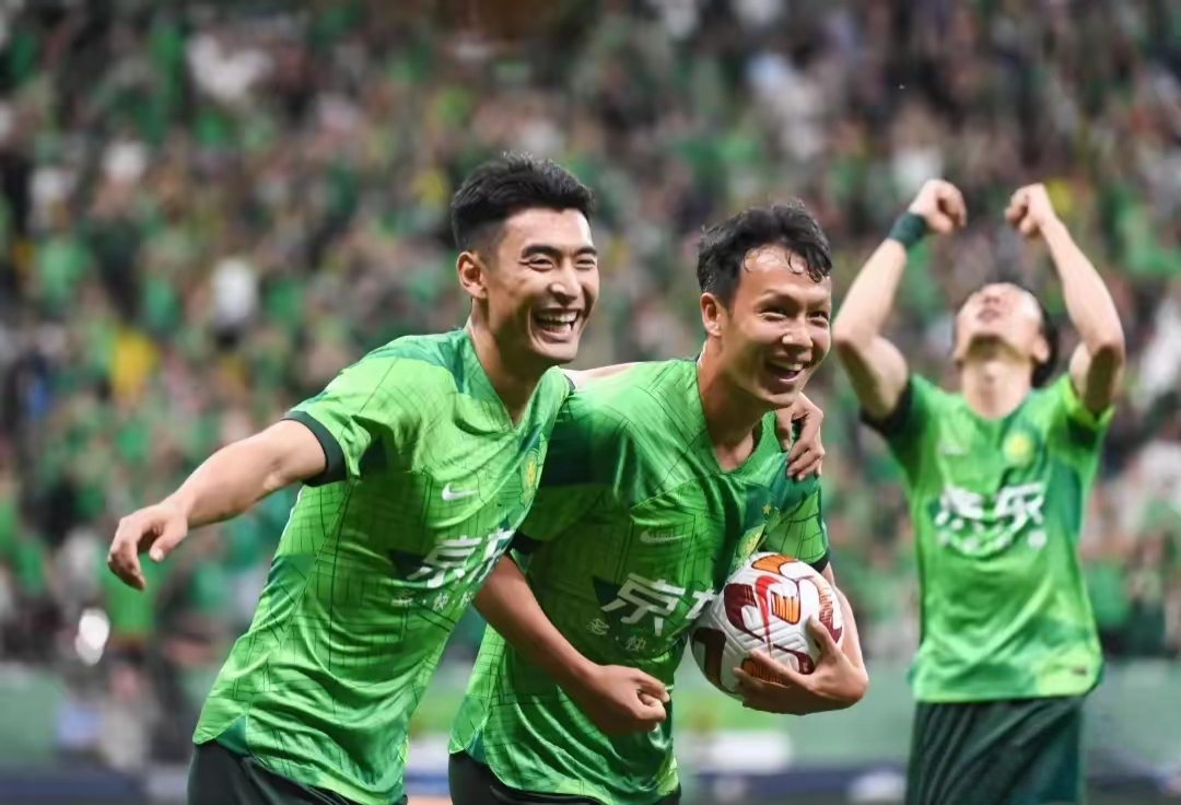 关于足球杯赛上演强强对话，洞庭犀牛队读秒扳平江汉飞鹰队，团队配合流畅；教练团队居功至伟的信息