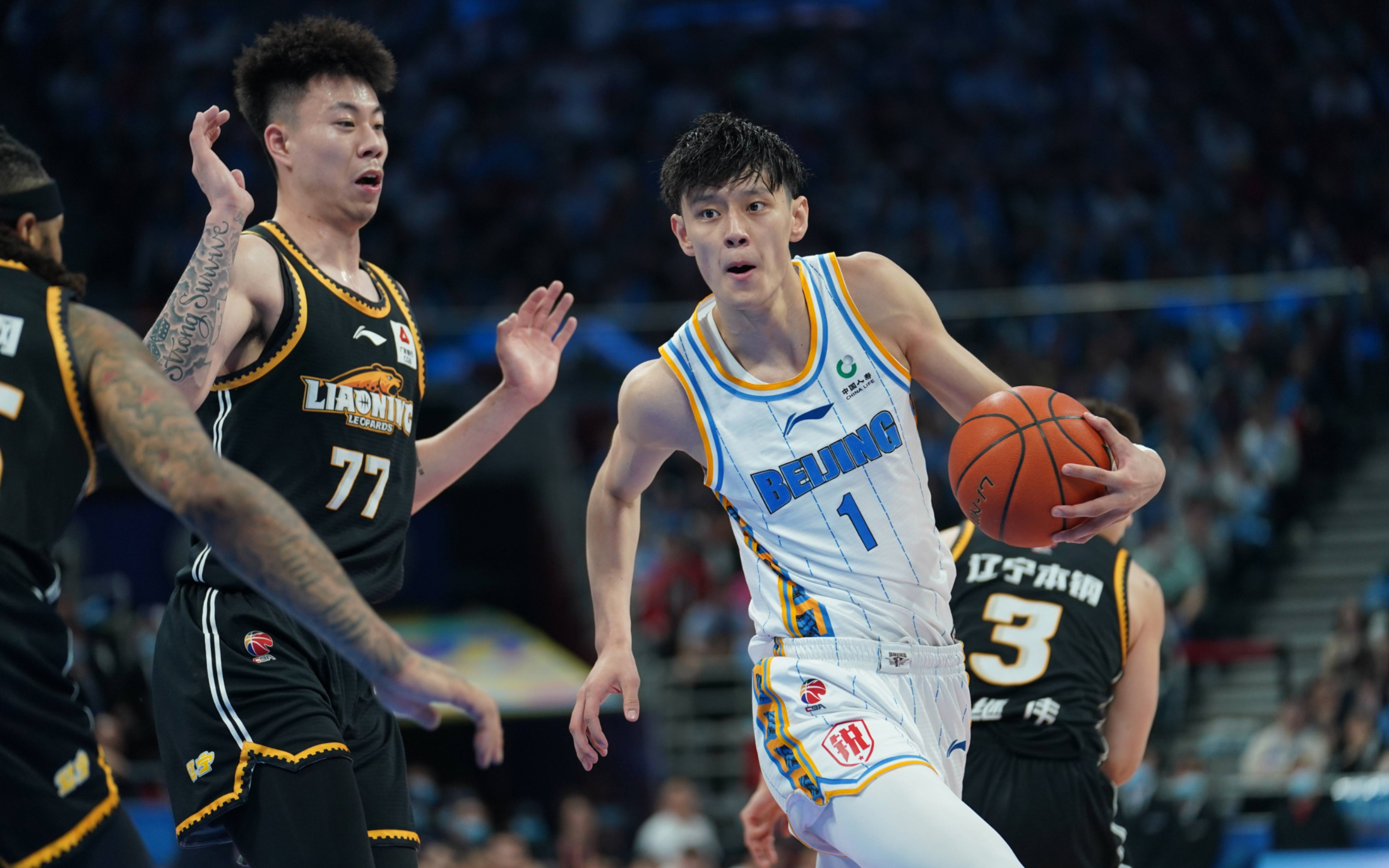  足球半决赛掀起高潮，河套白虎队淘汰对手蓬莱天狼队，战至最后一刻——边路成突破口