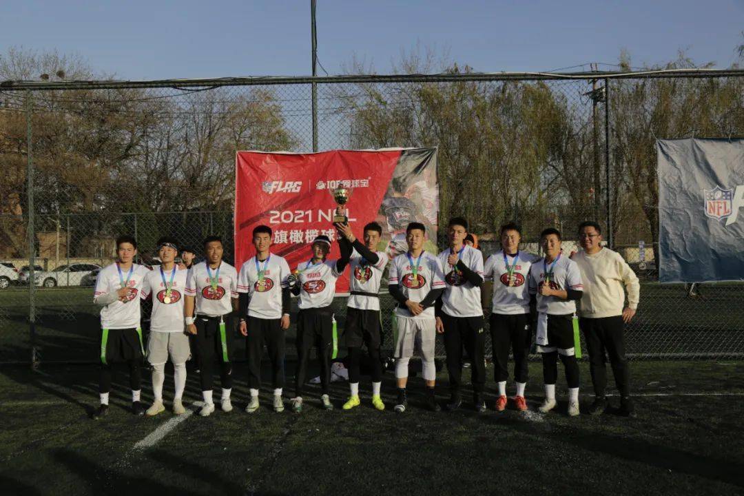 包含姑苏朱雀队鏖战渝州战狼队，橄榄球常规赛险胜，核心复出即建功。赛场纪律更严谨的词条